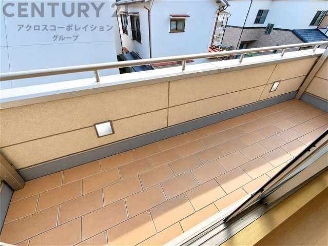陽当たりの良いバルコニーは、洗濯物もしっかり干せるゆとりあるスペース。明るく開放感があり、毎日の家事も快適です。手すり付きで風通しも良く、気持ちの良い住空間を演出します。
