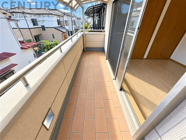 陽当たりの良い開放的なバルコニー。ゆとりある奥行きで洗濯物もしっかり干せます。居室からスムーズに出入りでき、爽やかな風と自然光を感じられる心地よい空間です。