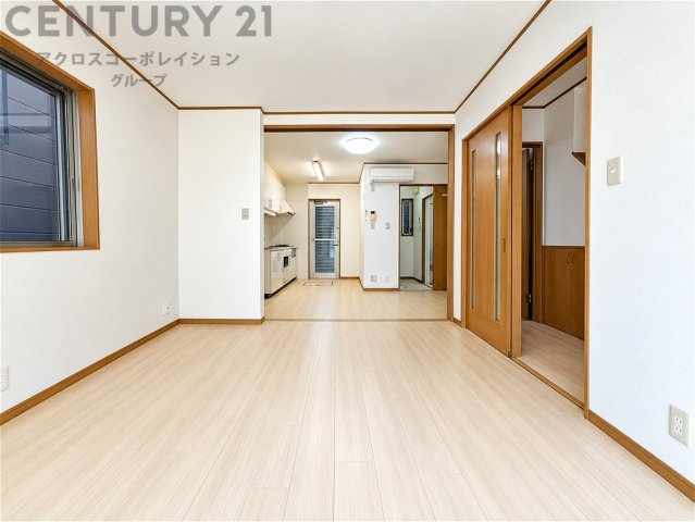明るく開放感のあるLDK。ナチュラルな木目調フローリングが心地よい空間を演出します。キッチンまで見渡せるゆとりある間取りで、ご家族との会話も自然と弾む住まいです。