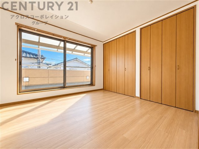 大きな窓から明るい陽射しが差し込む、開放感のある洋室。壁一面に収納力豊富なクローゼットを備え、お部屋をすっきり広く使えます。明るい木目調のフローリングが心地よい空間です。
