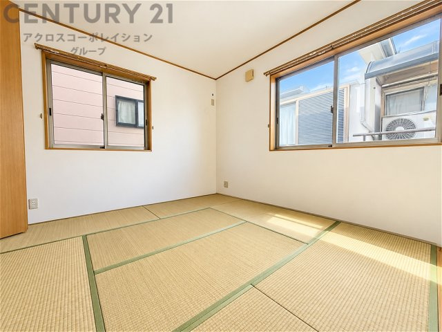 2面採光で明るく、心地よい陽射しが差し込む和室。落ち着いた畳の空間は、寝室や客間、お子様の遊び場などライフスタイルに合わせて多目的に活用できます。収納家具も配置しやすいすっきりとした間取りです。