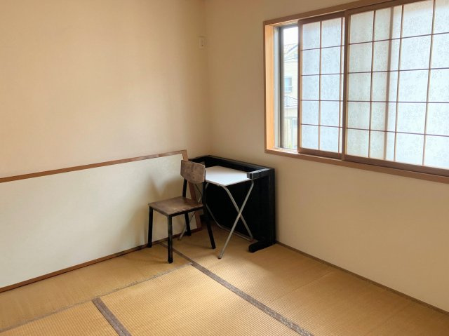 2階の和室は南東向き日あたり良好です！