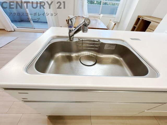 大きなシンクでお鍋などの大きな調理器具を洗う際にも便利です。　