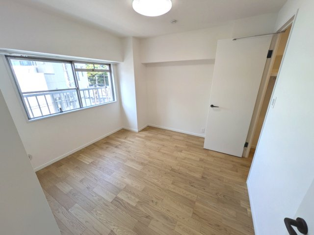 約5.6帖の洋室です。