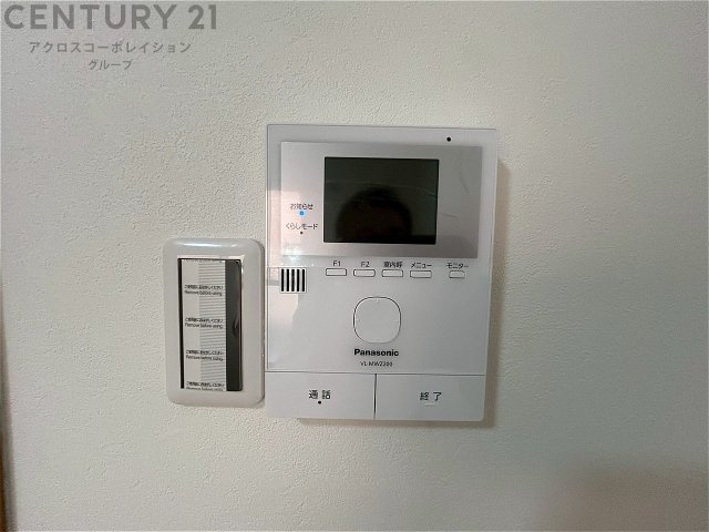 訪問者が来たときにテレビ画面で確認できるため、安心してドアを開けられます。録画機能があるものもあり、留守中に来訪者を記録しておくことができます。利便性が高く、セキュリティ面でも安心です。