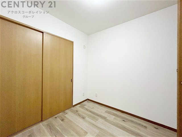 明るい色合いのフローリングとクロスを使用した洋室は家具やインテリアとも調和しやすく空間が広く感じられ開放感を生み出します。自然光を効果的に反射し、室内を明るく保つため、日中の照明使用を抑えられます。