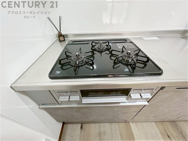 多数の調理器具を同時に使用でき、料理の効率化が可能。省エネで節約になり、様々な料理スタイルに適応できます。また、火力調整が独立しており、手入れや掃除もしやすく、今よりもっとお料理が楽しくなるかも。