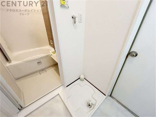 洗濯物の仕分け作業がしやすく、整理整頓が容易になります。洗濯音や湿気を他の部屋に持ち込まず、生活環境を快適に保ちます。上部を活用すれば収納スペースを確保でき洗剤や洗濯用品の整理もしやすくなります。