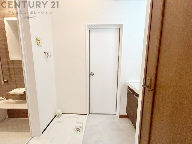 衣服の収納や脱ぎ着や整理整頓がしやすく、湿った衣類を乾燥させるスペースがありカビや臭いの発生を防ぎます。床の汚れを他の部屋に持ち込まず清潔を保つことができます。また快適な入浴環境の整備にも役立ちます。