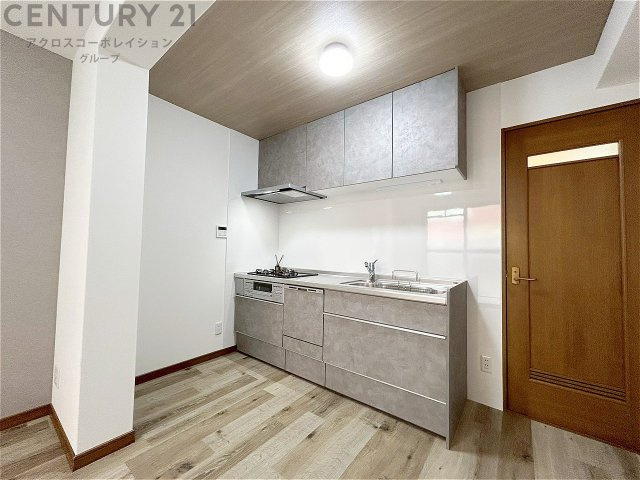 キッチン前のダイニングスペース。ダイニングセットを置いても十分な広さを確保。