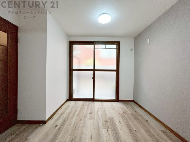 リビングダイニングは家族や友人とのコミュニケーションを楽しむ場所でくつろぎながら食事や会話を楽しめ、多目的に利用できリラックスできる空間です。家庭内の中心として機能し、快適な生活をサポートします。