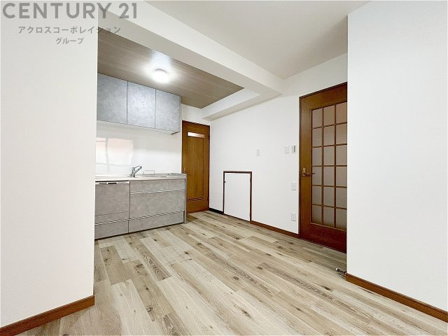 キッチン前のダイニングスペース。ダイニングセットを置いても十分な広さを確保。