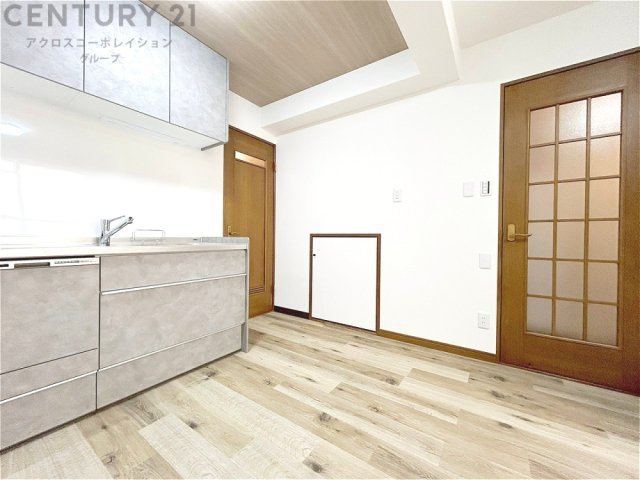 キッチン前のダイニングスペース。ダイニングセットを置いても十分な広さを確保。