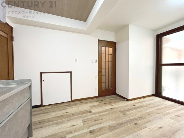 キッチン前のダイニングスペース。ダイニングセットを置いても十分な広さを確保。