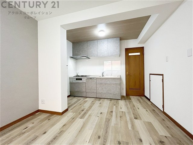 リビングダイニングは家族や友人とのコミュニケーションを楽しむ場所でくつろぎながら食事や会話を楽しめ、多目的に利用できリラックスできる空間です。家庭内の中心として機能し、快適な生活をサポートします。