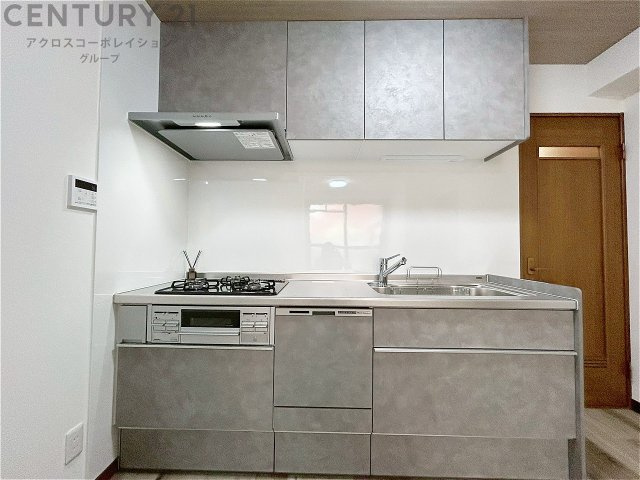 壁付けシステムキッチンはスペースの最大限の有効活用が可能で、動線がスムーズになり調理や準備が快適で効率的に行えます。収納スペースや吊り戸棚が設けられ、調理器具や食器類をスマートに収納できます。