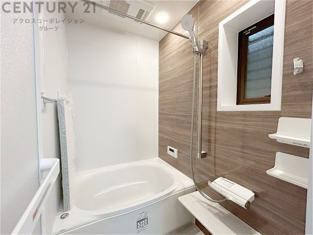 ユニットバスは省スペースでありながら、シンプルな設計と使いやすさを備え、簡便なメンテナンスが可能です。窓付きで換気にも便利です。またミラー・小物置き場もあり便利です。