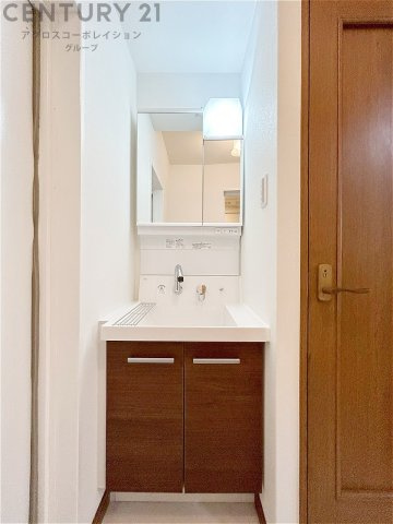 化粧品や洗顔料、歯ブラシなどの必需品をまとめて置ける収納スペースがあり、使用するたびに取り出す手間が省けます。また、水回りのため、濡れても大丈夫な素材が使用されており、お手入れが簡単です。