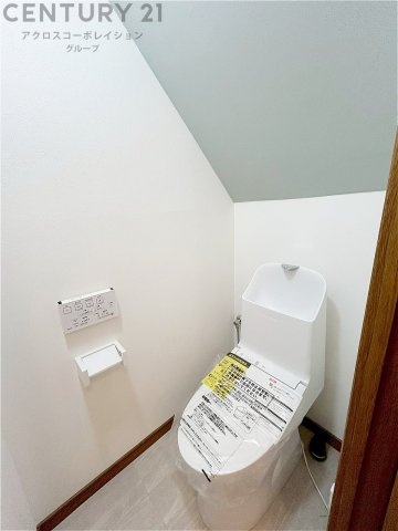 温水洗浄便座付トイレは温水洗浄機能により、暖かい水でおしりを洗浄することができ、冷たい水を使う従来の便座に比べ、温水洗浄機能で暖かいトイレを提供し、快適な使用を可能にします。