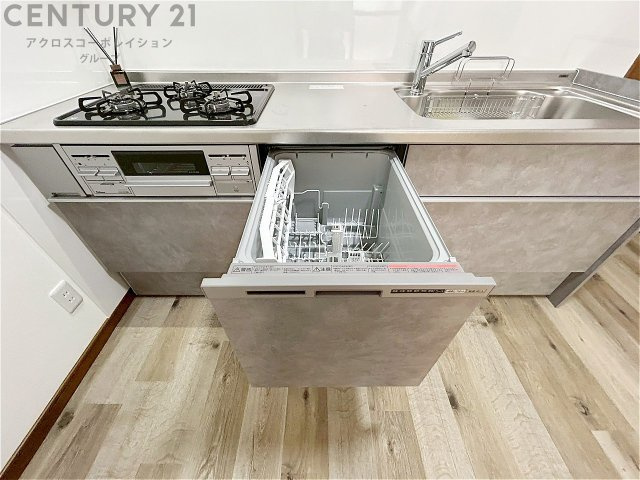 手洗いに比べて時間や労力を節約できることです。また、高温のお湯で洗浄されるため、雑菌や細菌を殺菌する効果もあります。さらに、乾燥機能があるため、手で拭く手間も省け衛生的に保管できます。