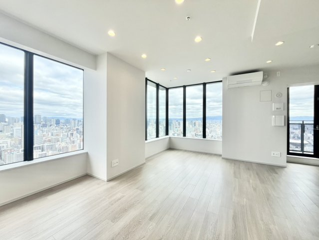 【リビング】高層階角住戸のため、非常に開放感のあるお部屋です☆