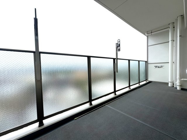 使いやすいワイドなバルコニーとなっております。　外水洗も付いており、お掃除も便利です。
