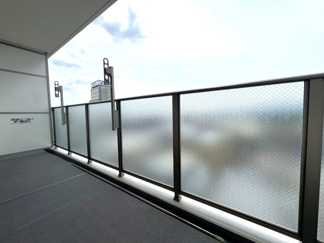 使いやすいワイドなバルコニーとなっております。　外水洗も付いており、お掃除も便利です。