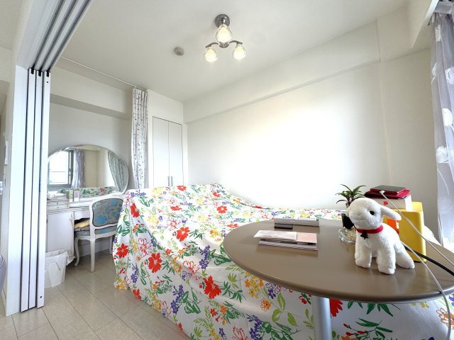 白を基調とした清潔感が有る洋室です。　スライド式ドアがございますので、1部屋としてもご利用可能。　大きなリビングとして大きな1部屋としての利用も可能です。