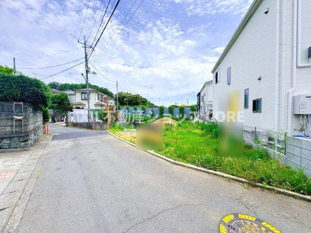 前面道路は閑静な住宅地をはしる車通りの少ない道路。お車の出し入れが苦手なママや小さなお子様にも安心　