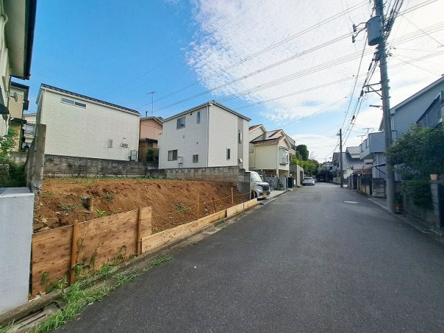 徒歩8分のバス停『道場』から西武池袋線「ひばりヶ丘」駅や東武東上線「朝霞台」駅への移動も可能です。