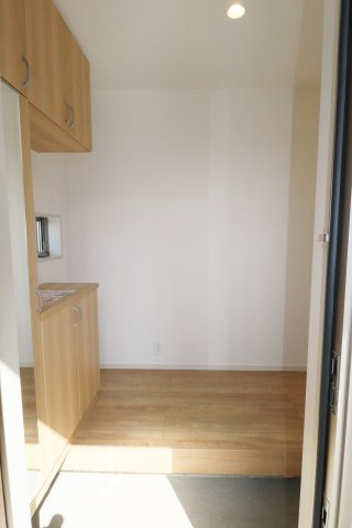 【 築浅中古 郡山市久留米６丁目　　　　　　　柴宮小学校、郡山第７中学区の玄関】