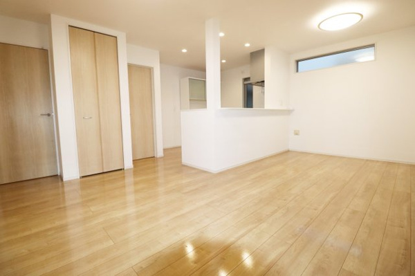 【 築浅中古 郡山市久留米６丁目　　　　　　　柴宮小学校、郡山第７中学区の居間】