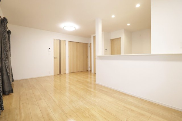 【 築浅中古 郡山市久留米６丁目　　　　　　　柴宮小学校、郡山第７中学区の居間】