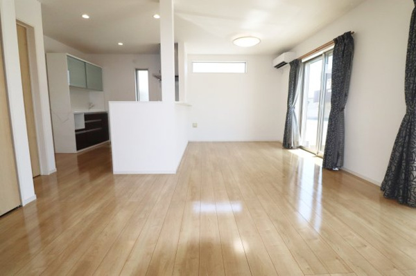 【 築浅中古 郡山市久留米６丁目　　　　　　　柴宮小学校、郡山第７中学区の居間】