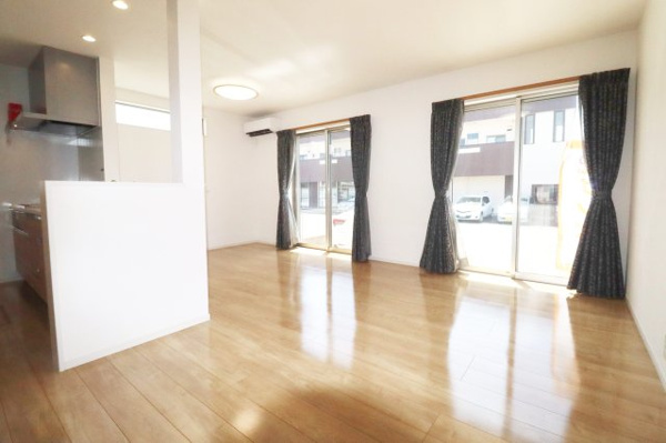 【 築浅中古 郡山市久留米６丁目　　　　　　　柴宮小学校、郡山第７中学区の居間】