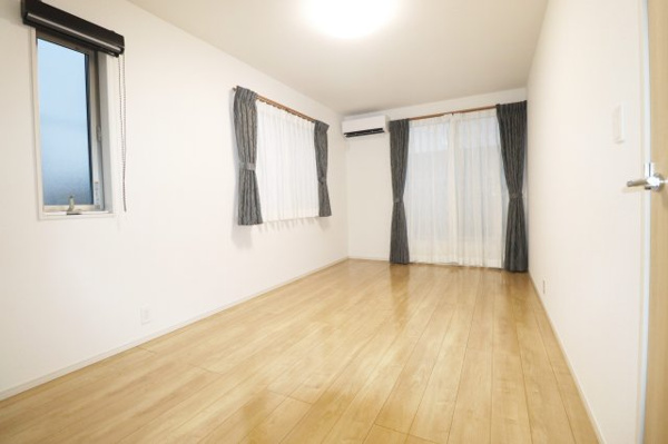 【 築浅中古 郡山市久留米６丁目　　　　　　　柴宮小学校、郡山第７中学区の洋室】