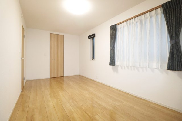 【 築浅中古 郡山市久留米６丁目　　　　　　　柴宮小学校、郡山第７中学区の洋室】