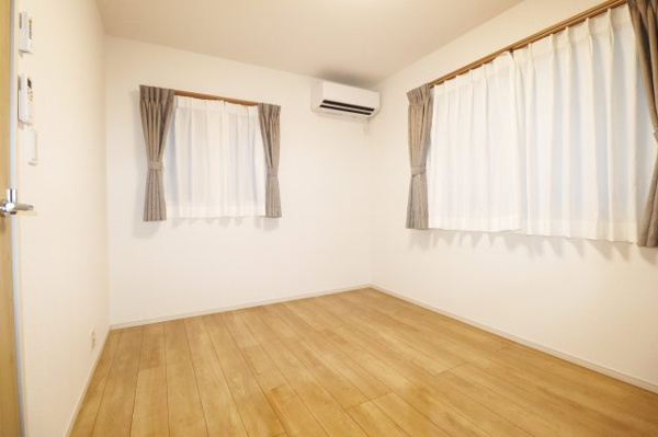 【 築浅中古 郡山市久留米６丁目　　　　　　　柴宮小学校、郡山第７中学区の洋室】