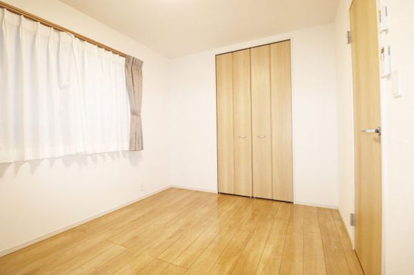 【 築浅中古 郡山市久留米６丁目　　　　　　　柴宮小学校、郡山第７中学区の洋室】