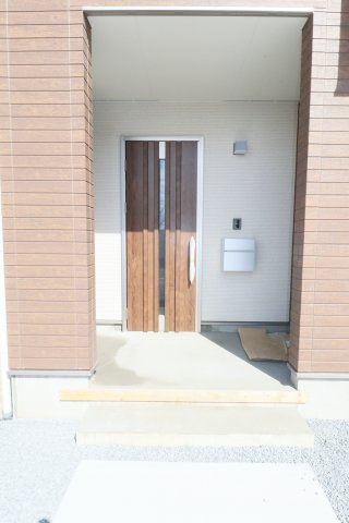 【 築浅中古 郡山市久留米６丁目　　　　　　　柴宮小学校、郡山第７中学区の玄関】