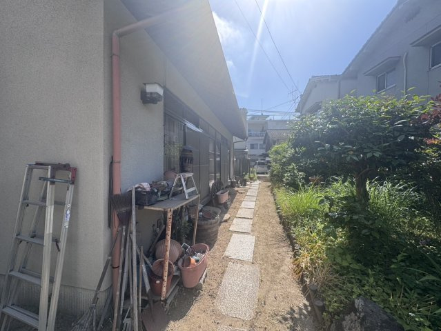建物側面には陽当たりの良いお庭スペースが広がっています。ゆったりとした時間を過ごせそうな空間です。敷地にゆとりがあるため、リフォームや建替え時にも様々なプランを検討しやすい点が魅力の一つです。