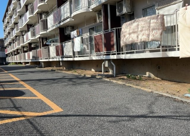 物件によっては、入居者が個人的に使用できる専用庭がついているものもあります。また、住宅の中にある土間の部分を庭と呼ぶこともあります。庭の用途は住む人によって変わり、それによってデザインもさまざまです。