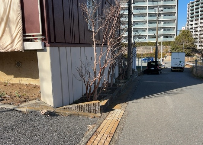 中庭（パティオ）とは、一つの建築物の内部に設けられた、壁などで囲われている庭のことを指します。コの字型、ロの字型が主流ですが、L字型の中庭もあります。最近では、インテリア性の高さからも人気があります。