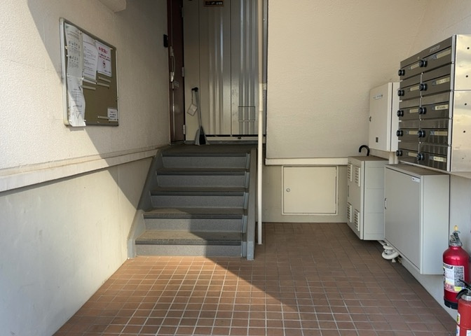 ラウンジは、マンションの共用スペースに椅子やテーブルなどを配置した利用者が寛げる空間です。屋内型ラウンジと屋外型ラウンジがあります。共用部分の管理状況と合わせて、詳細については現地でご確認ください。
