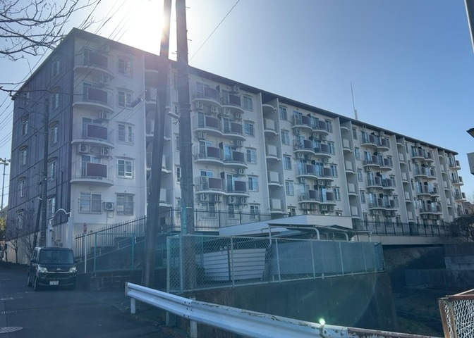 外観はマンション管理がされているかの目安になります。築年数が古いと、壁面は劣化してひび割れが生じることも！建物が古びていても細かいところが修繕されていると、きちんと管理されているなぁと感じるでしょう。