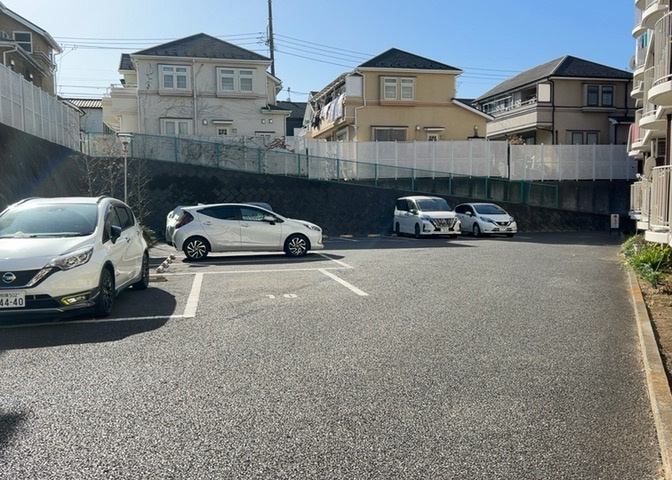マンションの駐輪場は、事前に空きがあるか確認を取ると安心です。せっかく入居したのに駐輪スペースがない！なんてことになったら大変ですよね。そこで、内見時や購入前にはまず事前に確認しておくと良いでしょう。