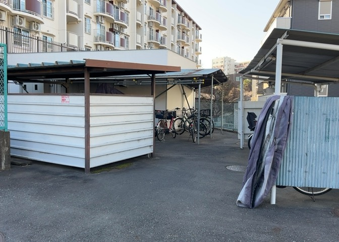 車一台あたりに必要なスペースは、標準サイズの普通自動車で横幅2m50cm、長さ5mは必要になります。ただし、乗降のことも考慮して横幅3m30cm、長さ5m50cmほどは確保できるところを選びましょう。