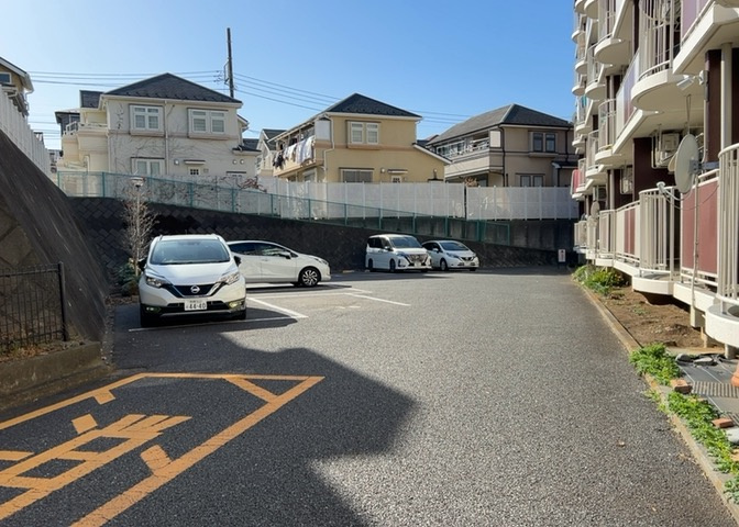 駐車場と明記されていても、最小スペースでつくられた駐車場だと大型車は駐車できなかったり、出入りしにくくなったりする可能性があります。お車のサイズと購入したい物件の駐車場のサイズを現地で確認しましょう。