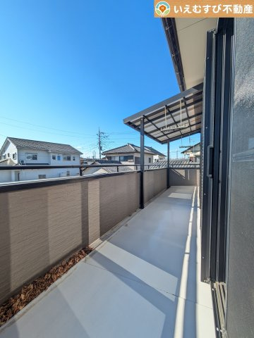 南バルコニーで毎日のお洗濯もラクラク快適　しっかり太陽の光が降り注ぐ南向きなのでお洗濯物が乾きやすい♪
