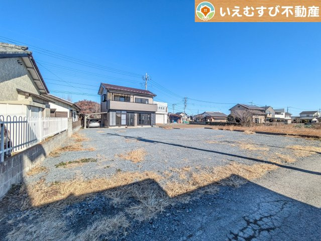 8台駐車可能なゆとりのカースペース　複数台車をお持ちでも、お友達が遊びに来てもゆとりの駐車スペース！